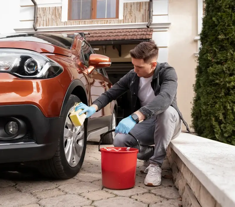 Lavage auto à domicile Saint-Germain-l'Herm : professionnel intervenant sur un véhicule
